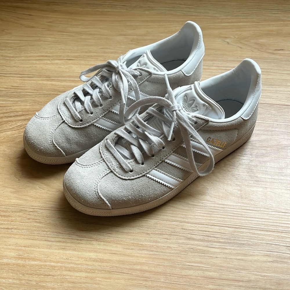 Unisex Adidas Gazelle’s light grey and white Men’s Sz 4 (women’s 5)